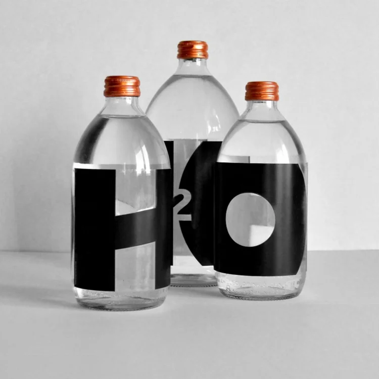 Стеклянные бутылки с этикеткой. Креативные бутылки. Креативная упаковка для бутылки. Креативные бутылки для воды. Необычные бутылки для воды.