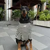 Sudadera con capucha negra de rayas finas