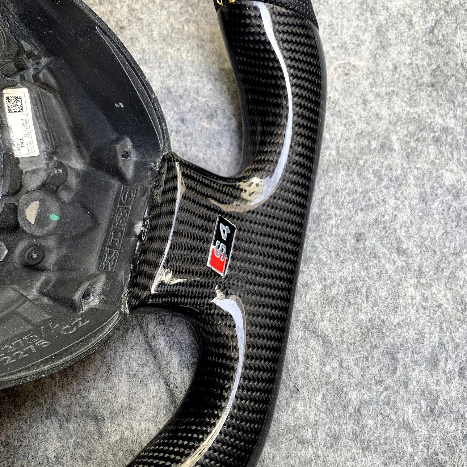 Flat bottom gloss carbon fiber steering wheel suitable for Audi B7 A5 S5 with black perforated leather sides yellow stripe
