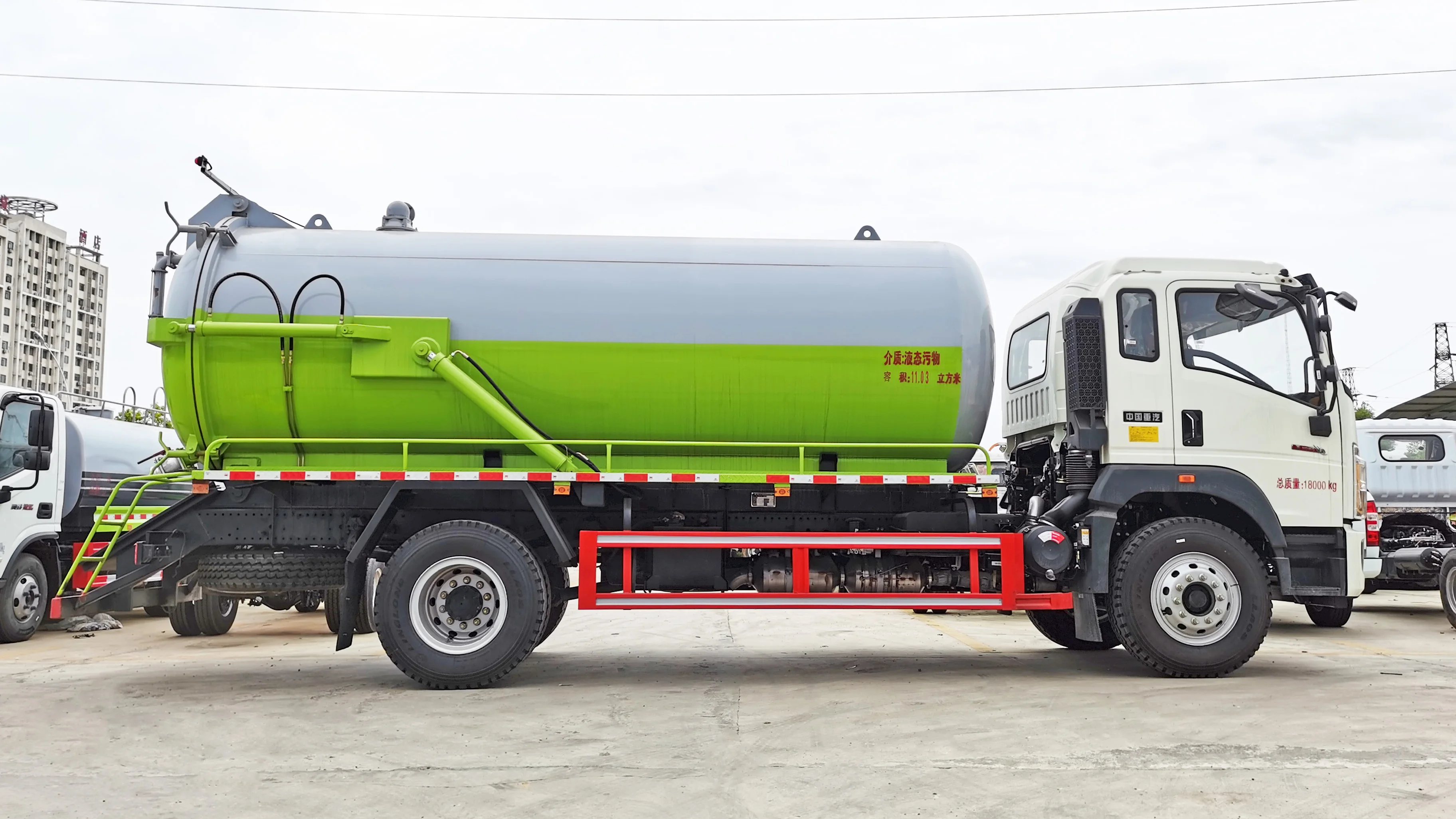 SINOTRUK HOWO 4x2 Chassis Drive 5000L Vacuum Septic Tank Truck Sewage Suction Trucks Low Price on Hot Sales