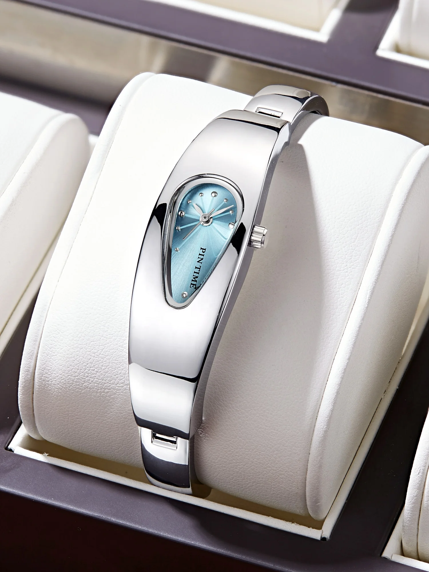 Pintime Stylish Minimal Vintage Quartz Watch for Women - Elegant 