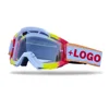 Gafas con montura roja y blanca y lentes transparentes.