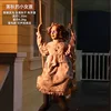 Bambina che dondola sull'altalena