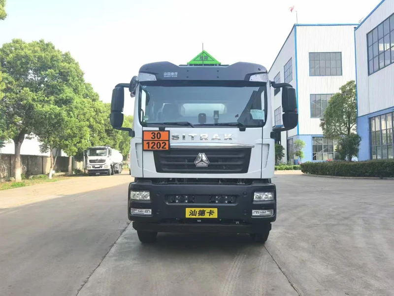 专业新型 HOWO 8x4 油罐车 35000L 可燃液体运输燃油车