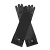 Guantes negros con diamantes.
