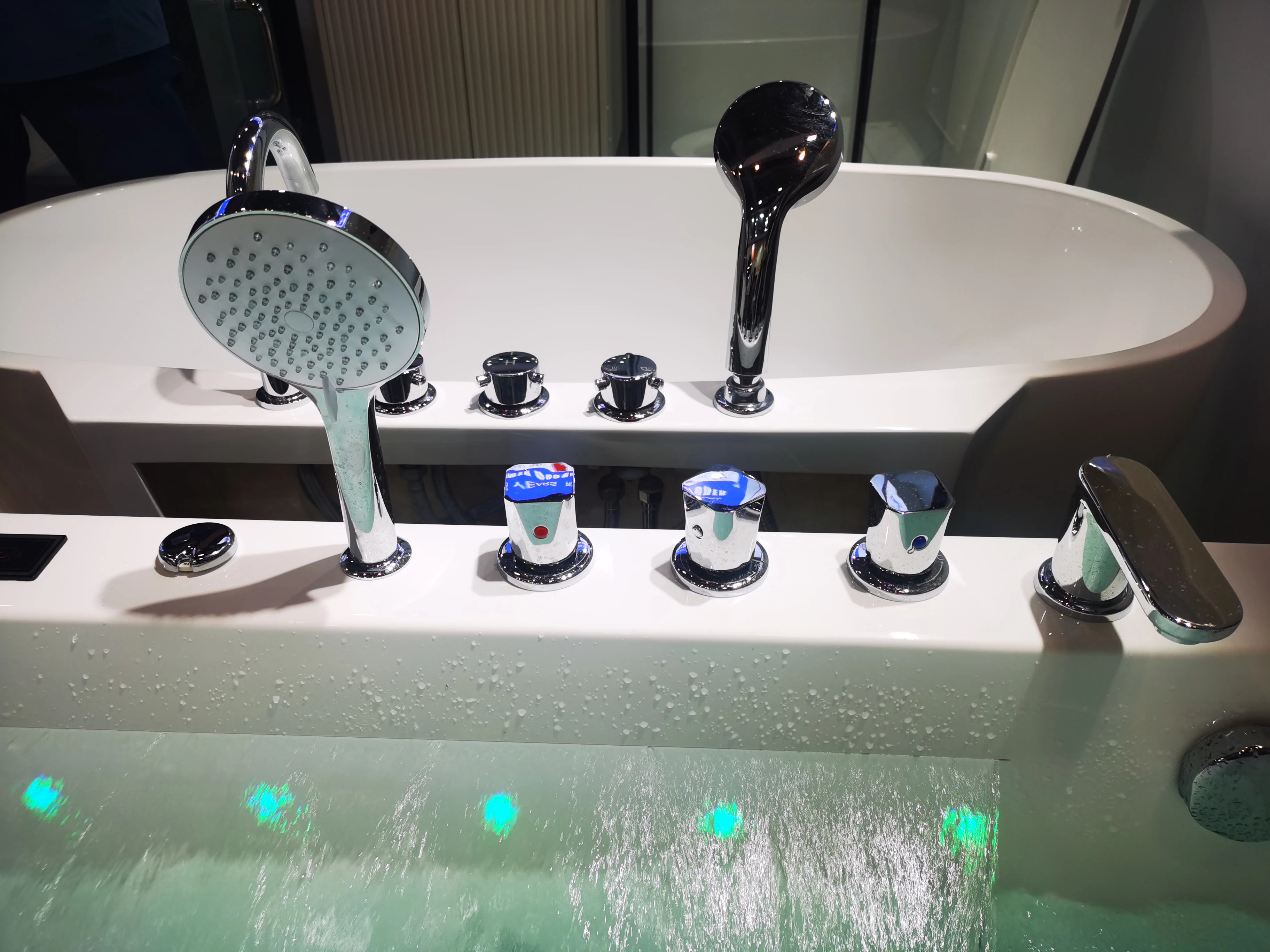 新款独立式浸泡按摩亚克力浴缸浴室大型豪华转角按摩浴缸水疗热水浴缸