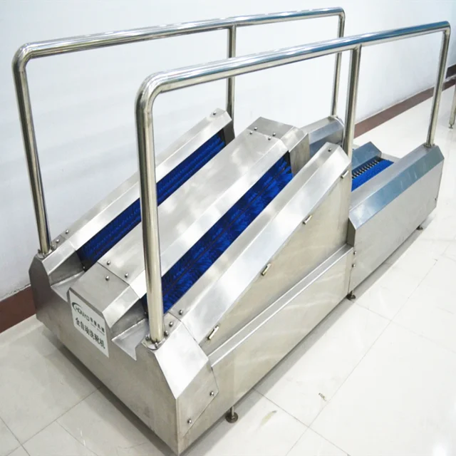 Rubber boot cleaning machine for food processing plants