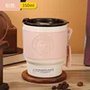 Taza de café con polvo de flor de cerezo
