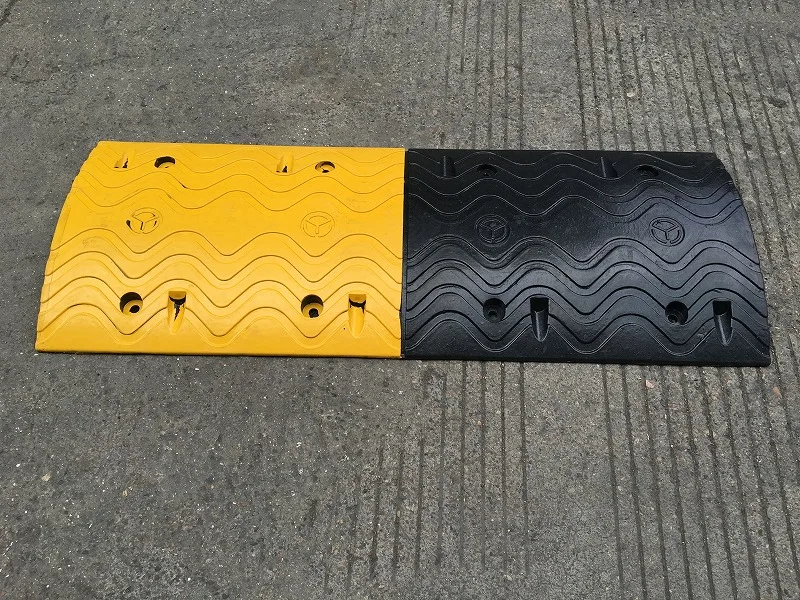Hot Sale Black Yellow 1000*380*45Mm Rubber Traffic Speed Bump factory