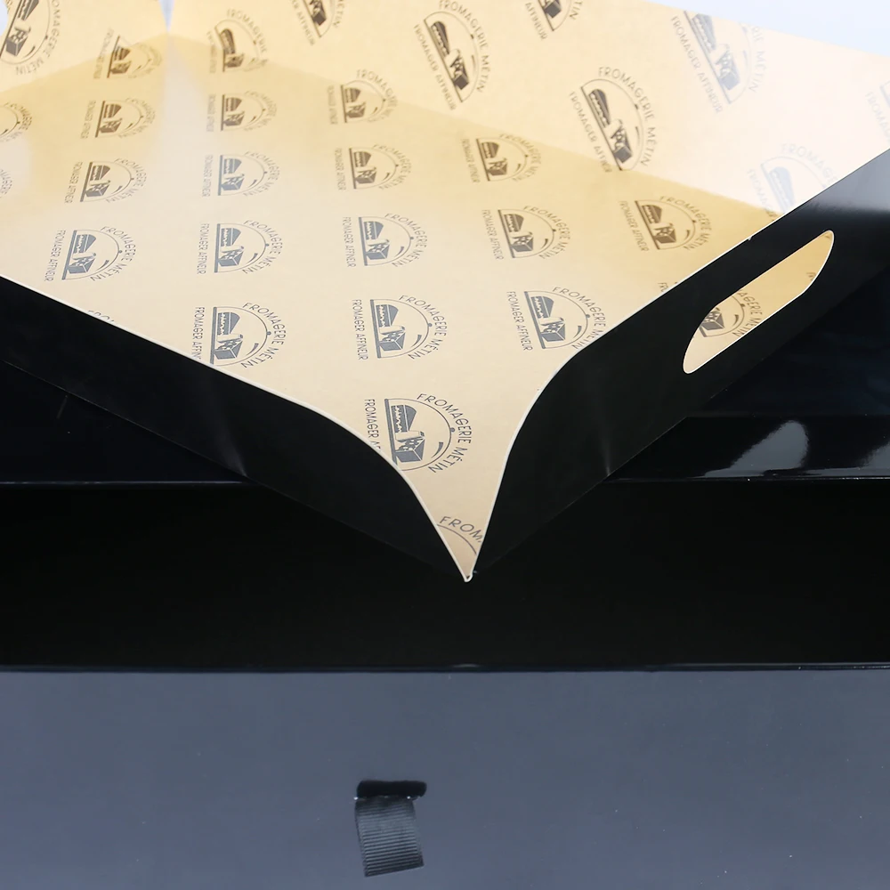 علبة درج سوداء مخصصة كبيرة مع نافذة شفافة من مادة PVC وشعار مطبوع بالختم الحراري ومُدمج بتأثير تنقش فاخر للتعبئة الهدايا في علب ورقية