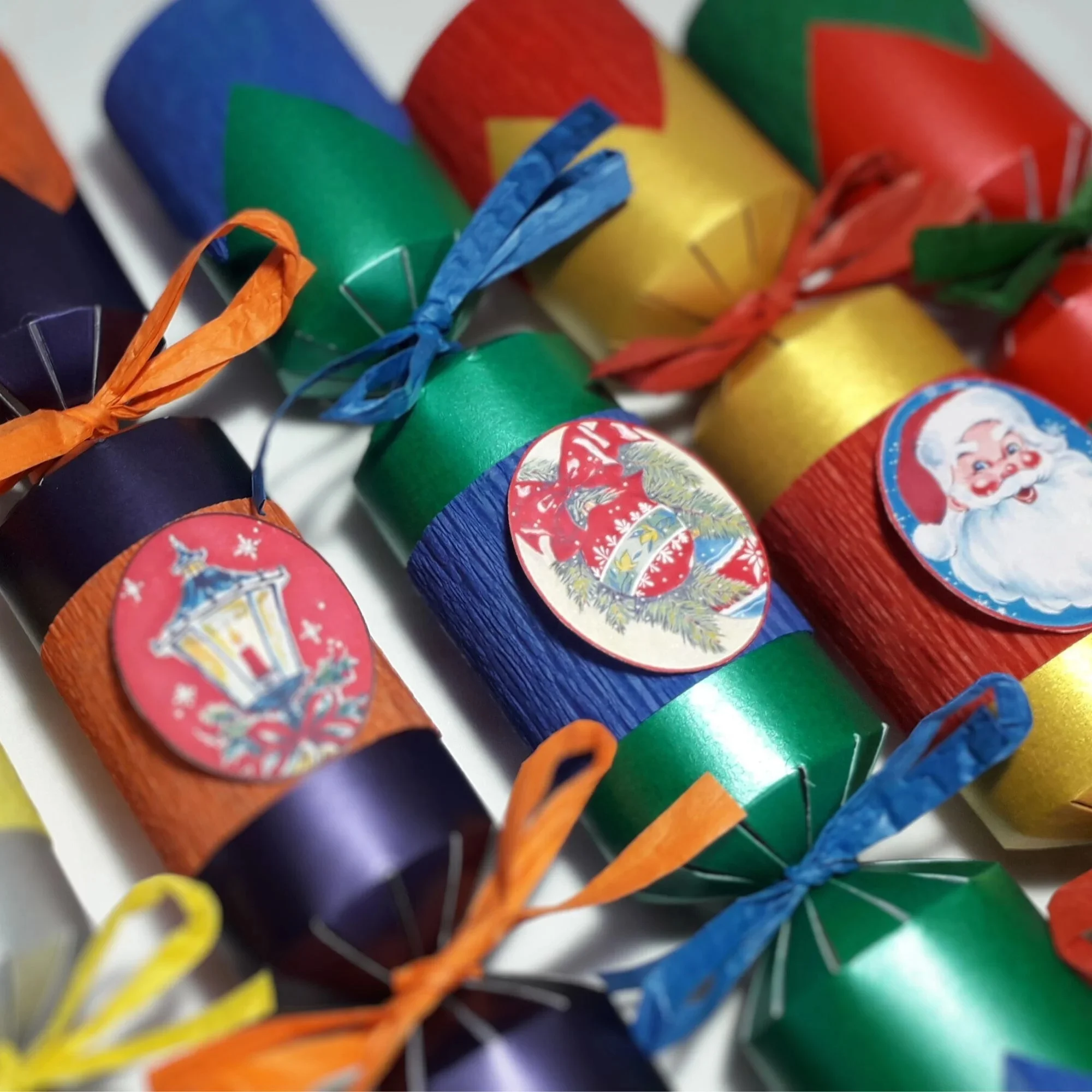 Factory Wholesale Handcrafted Retro Style Christmas Crackers Recyclable Crepe Paper Decorated Vintage Style Christmas Pictures