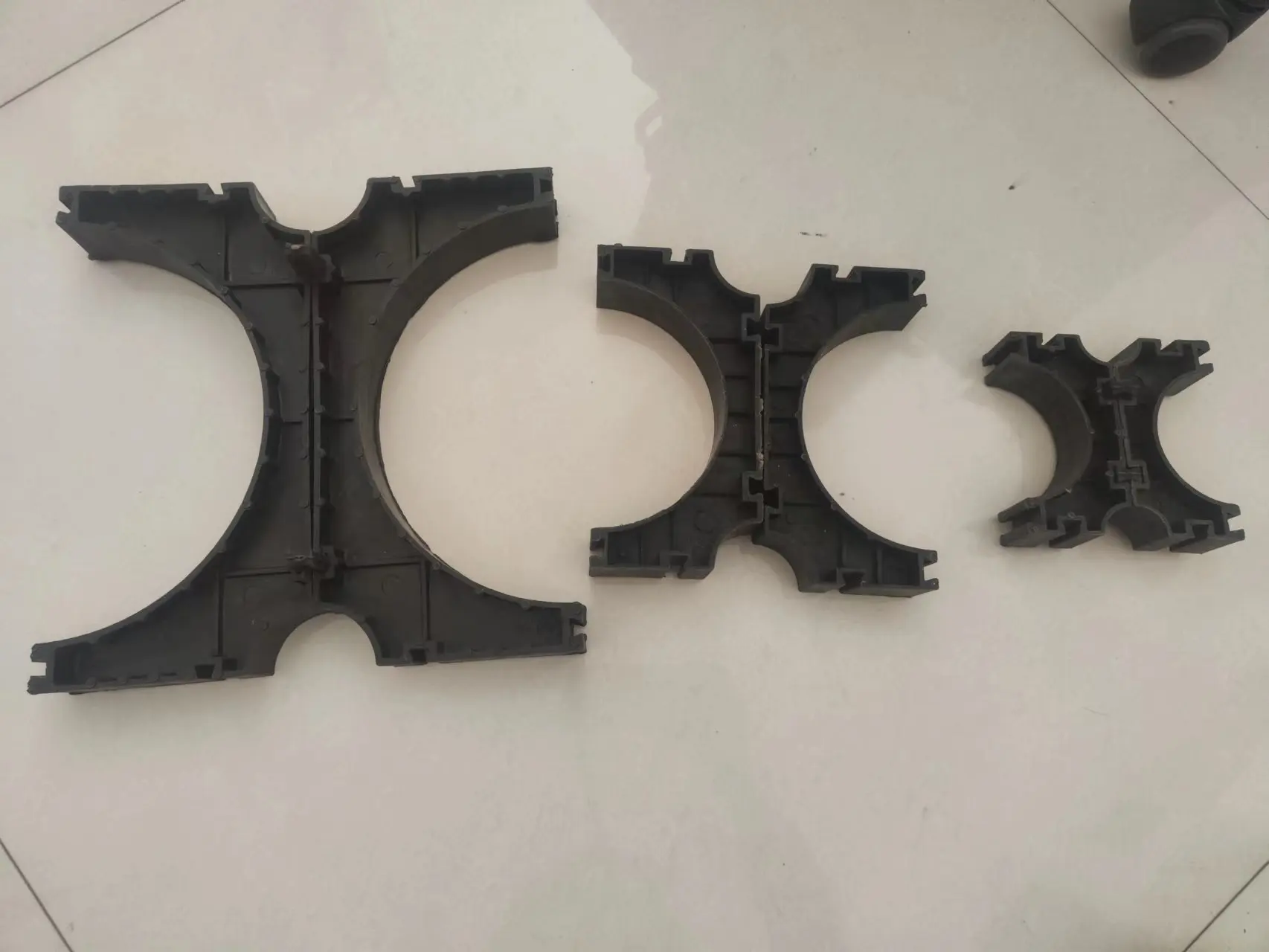 Plastic Conduit/Pipe Spacers and Pipe Separated Spacers for Building Materials