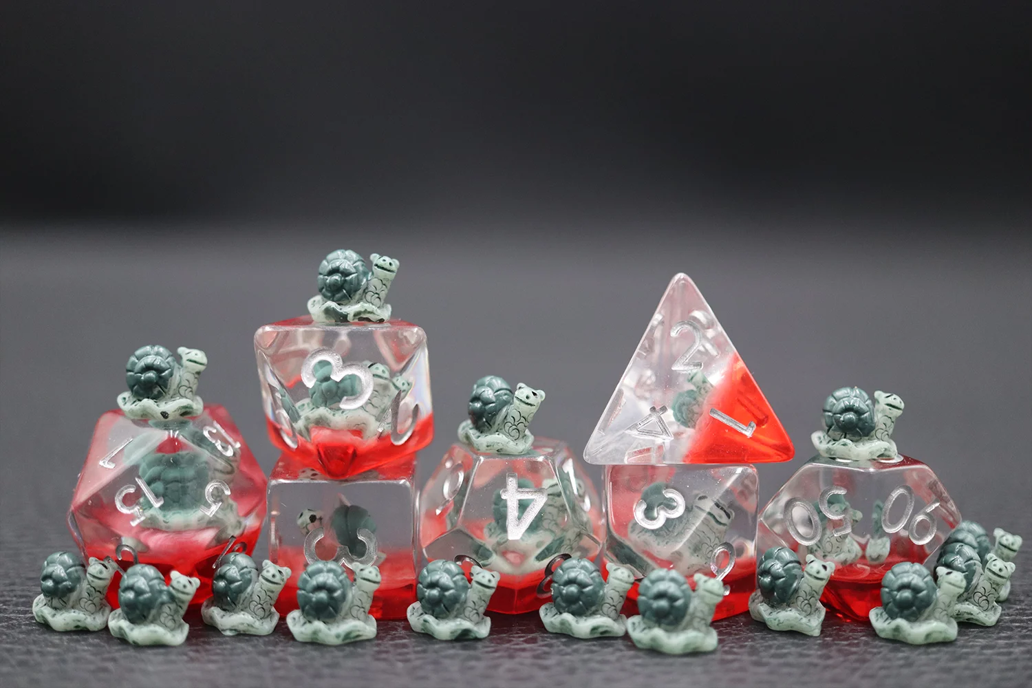 Hot Selling Transparent DND Board Game Dice Fancy Design Snail Embedded Soft Edge Resin Dice manufacture