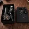Set da 5 pezzi: cintura con fibbia, thermos, tazza, rasoio, confezione regalo