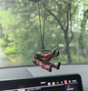Penché et tirer sur une voiture Deadpool suspendue