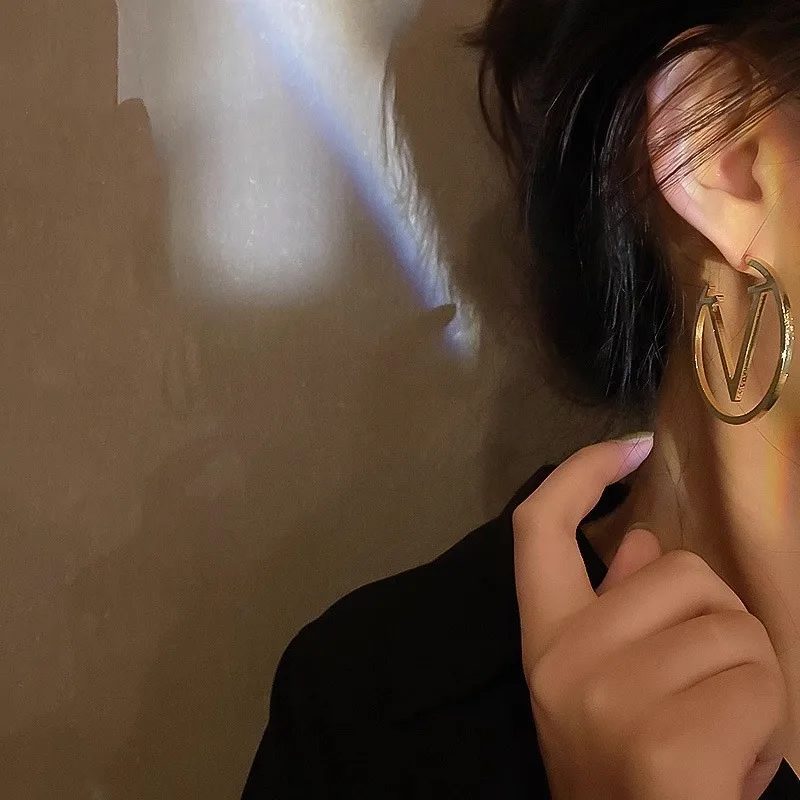 Simple Design Geometric Circle Letter V Large Ear Circle Fashion Light Luxury Stud Earrings Dropshipping Jewelry N2405295