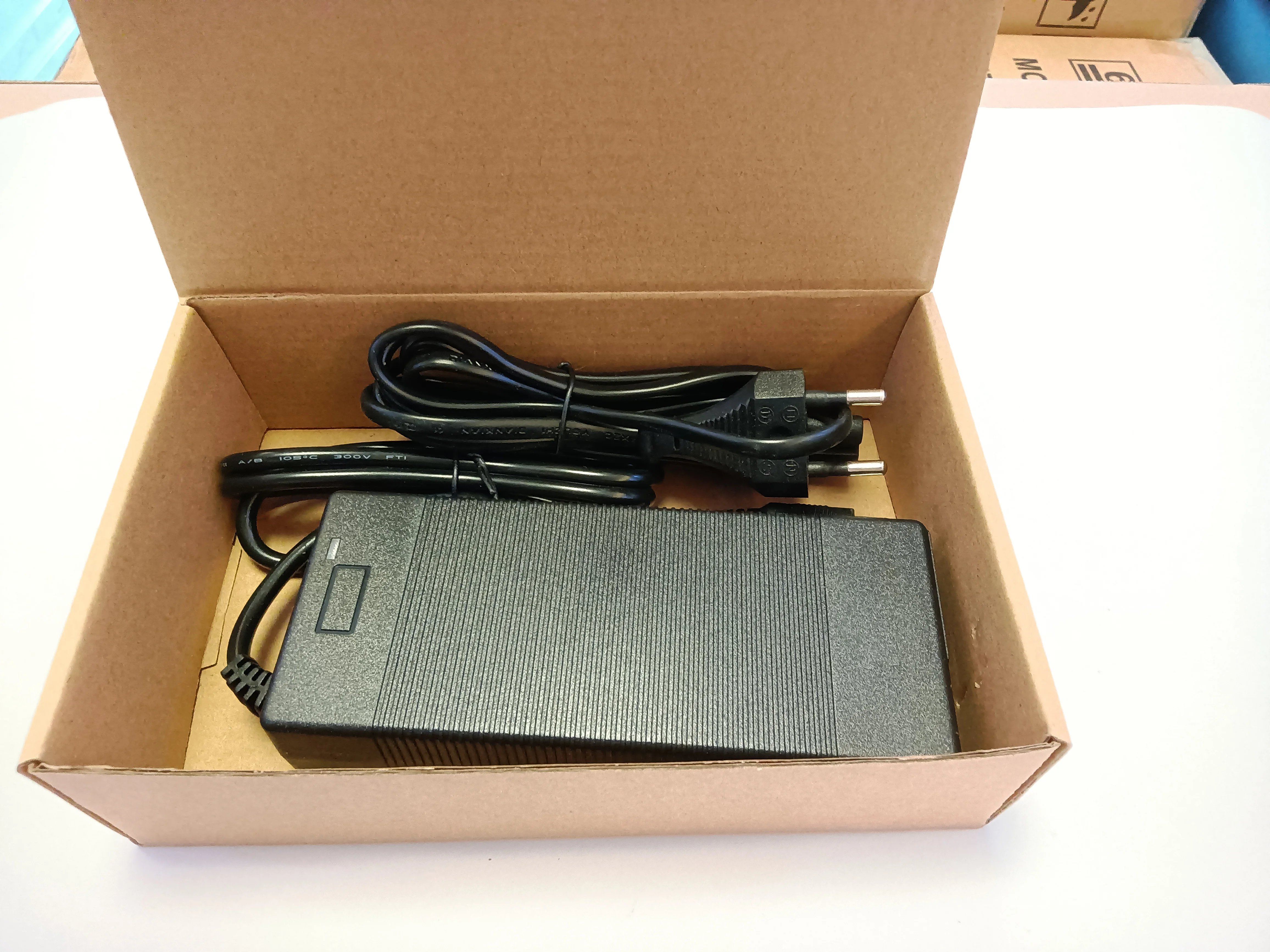 Chargeur Trottinette électrique 42V 2A XUNNIU - Pour Batterie Lithium 36V, Charge Rapide