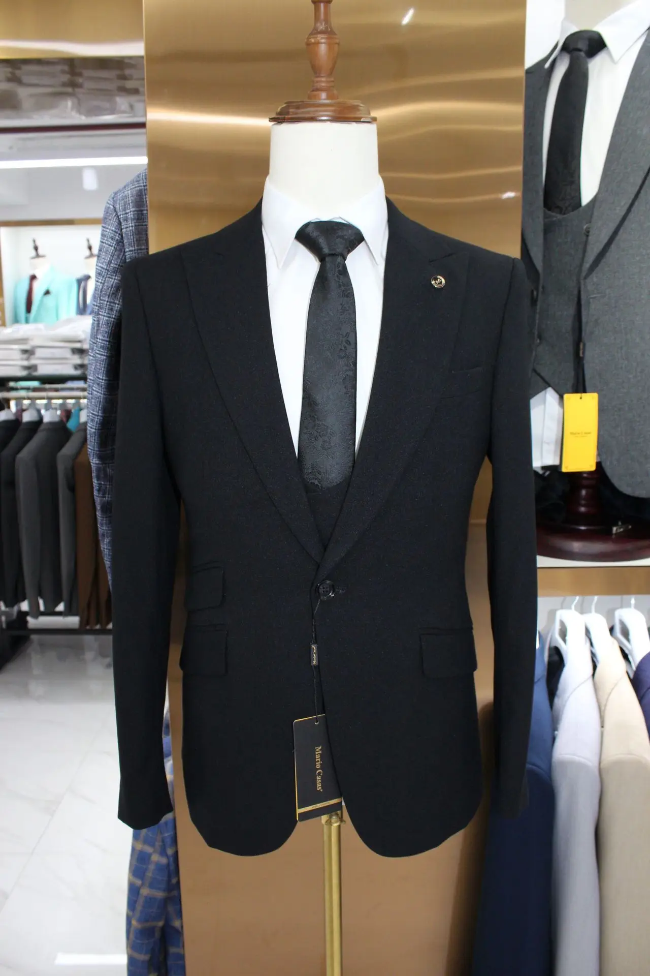 Slim Fit Mens Suits 3 Piece Set Single Breasted Luxury Business Wedding Tuxedo Jacket Pants Vest Modern Tailored Fit Outfit