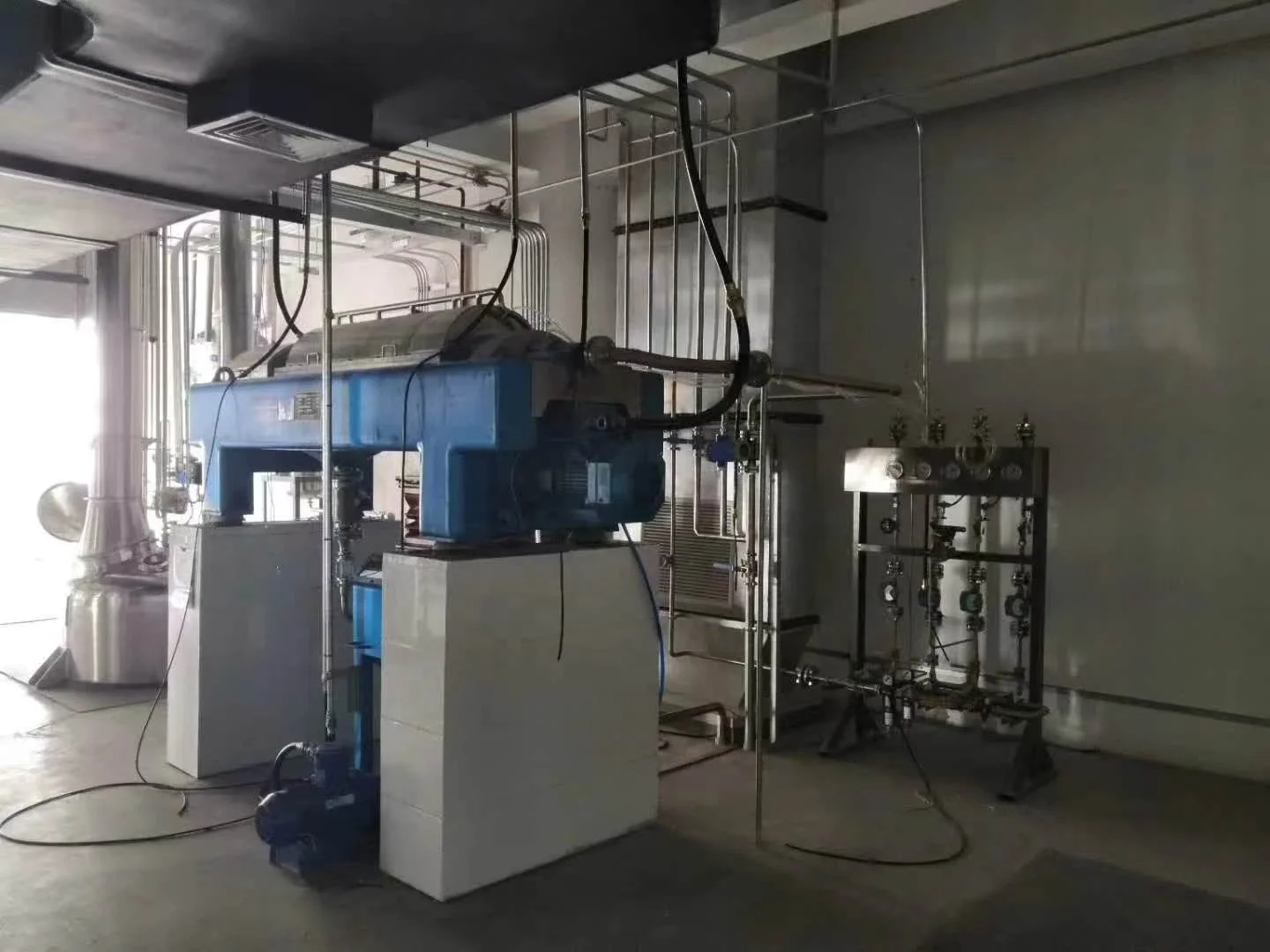 Continuous Horizontal Olive Oil Sludge Dewatering Decanter Centrifuge Machine With Screw Discharging