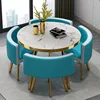 Mesa blanca+silla naranja/dorada