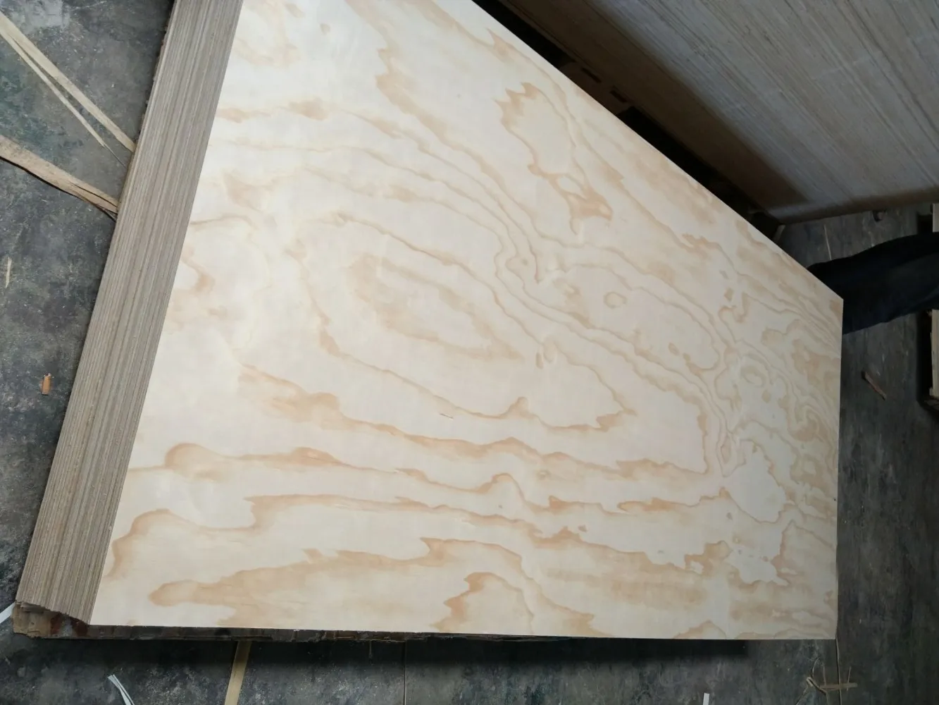 具有竞争力的价格桦木18毫米轻质胶合板okoume和bintangor门皮胶合板