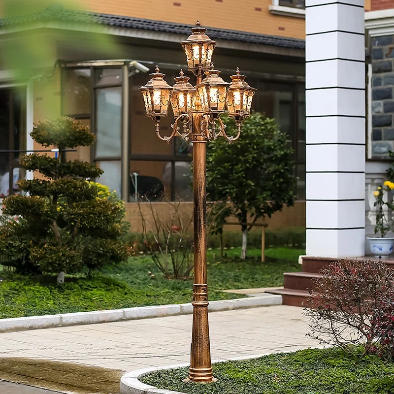 Fünfköpfige Hoflampe und Straßenlampe mit 3,4 m Aluminiummast, europäische Retro-Hochmast-LED-Landschaftsleuchte für Villen, Außenanlagen und Gärten