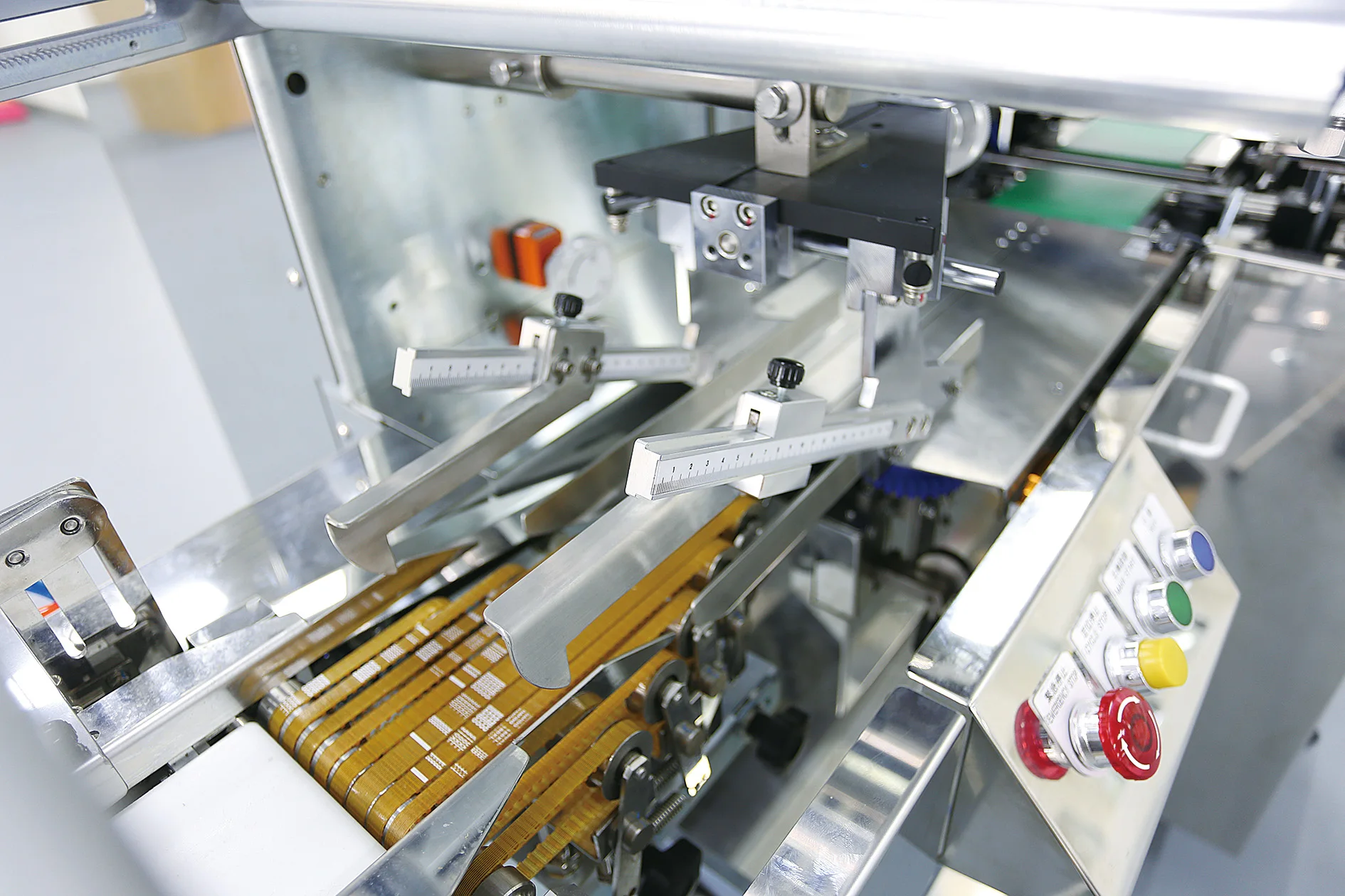 Ruipuhua Keed Automatic Cookis Biscuits Cracker Butterfly Puff Pastry Pillow Packaging Machine