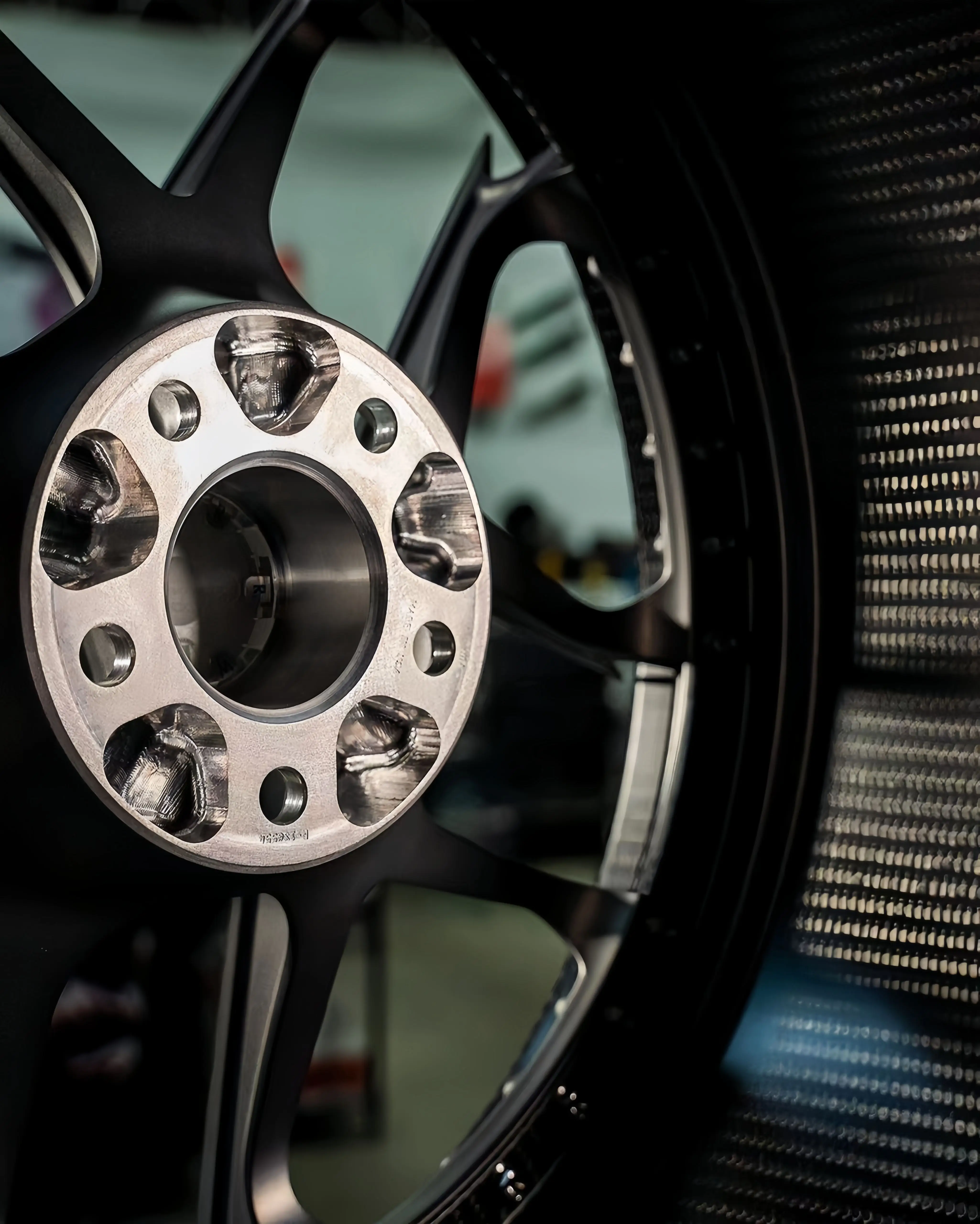 XINLAI HOT Sale Carbon Fiber Customization 5x120 5x112 5x114.3 18 - 24inch 2-piece Forged Wheels for Lamborghini Ferrari - Image 3