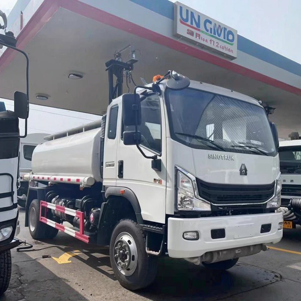 Mini 4x2 Fuel Tanker Truck Manual Transmission China Sinotruk Small Diesel Euro 2 Emission Standard Stainless Steel Tank for Oil