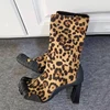 leopardo marrón