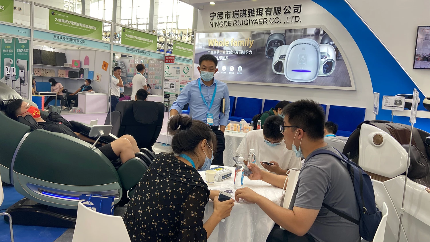 product 2025 heating infrared vibration air compression kneading electric roller deep kneading shiatsu massager foot kneading machine-28