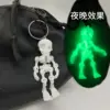 Llavero de calavera verde que brilla en la oscuridad