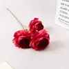 Una rama de flores de color rojo rosa.