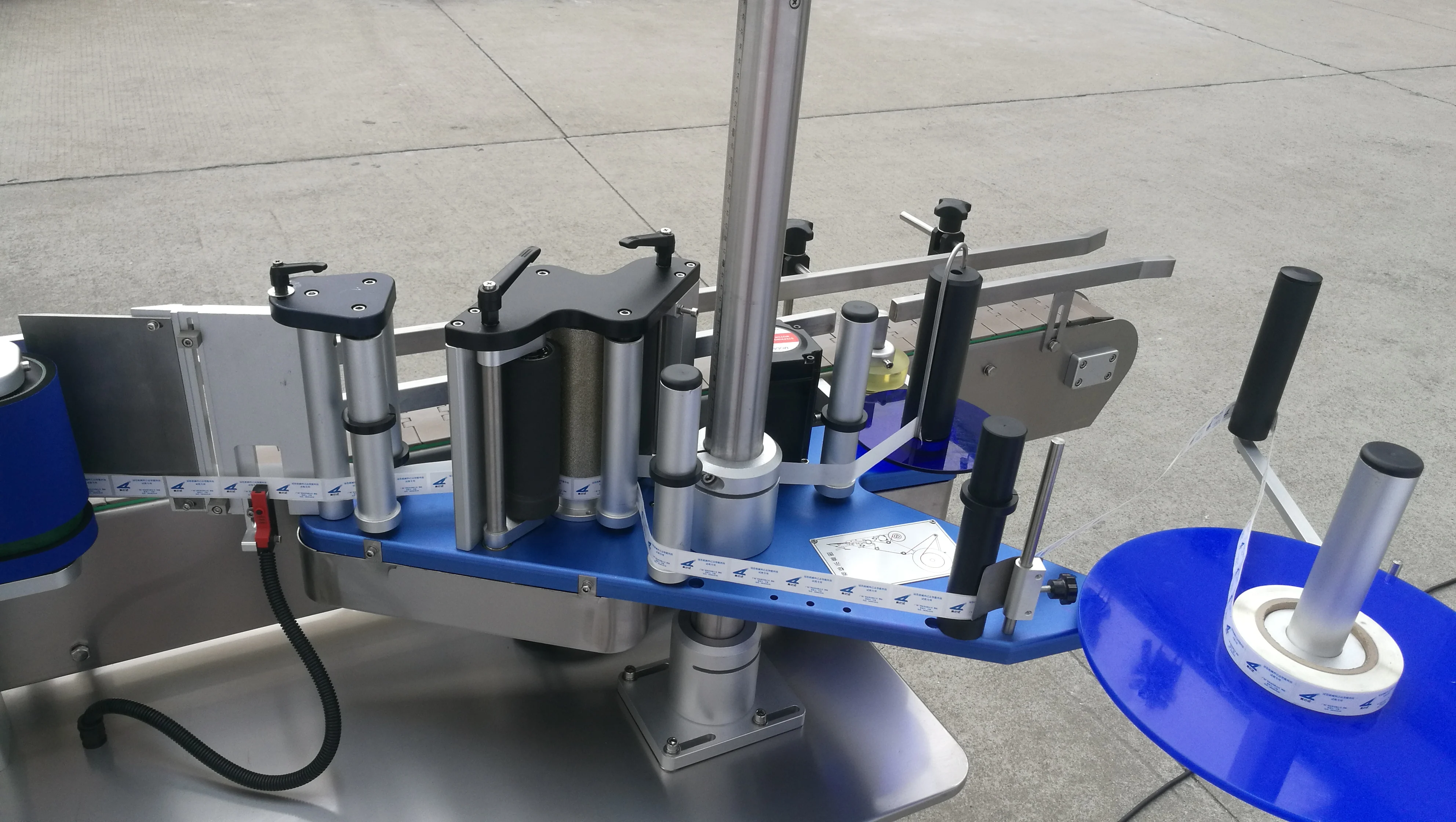 
Китайское производство, автоматическая машина для маркировки маленькой круглой бутылки воды лучшего качества 