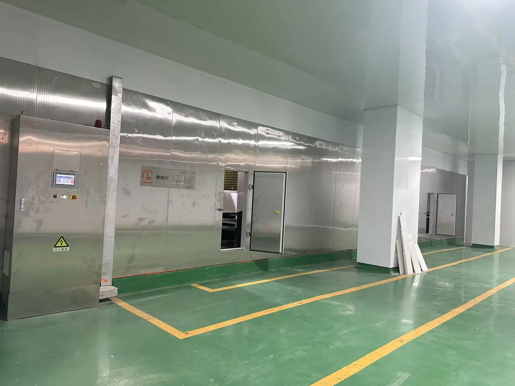 Large automatic spiral freezers for slaughterhouses and food processing plants