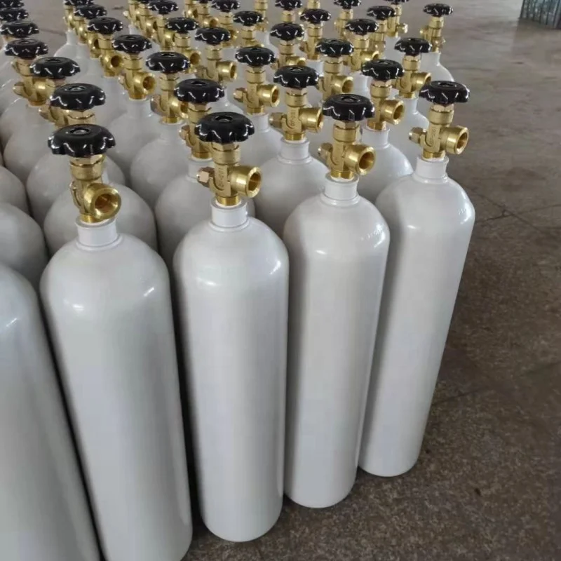 Голубые и белые газовые баллоны 2 л с индивидуальной упаковкой