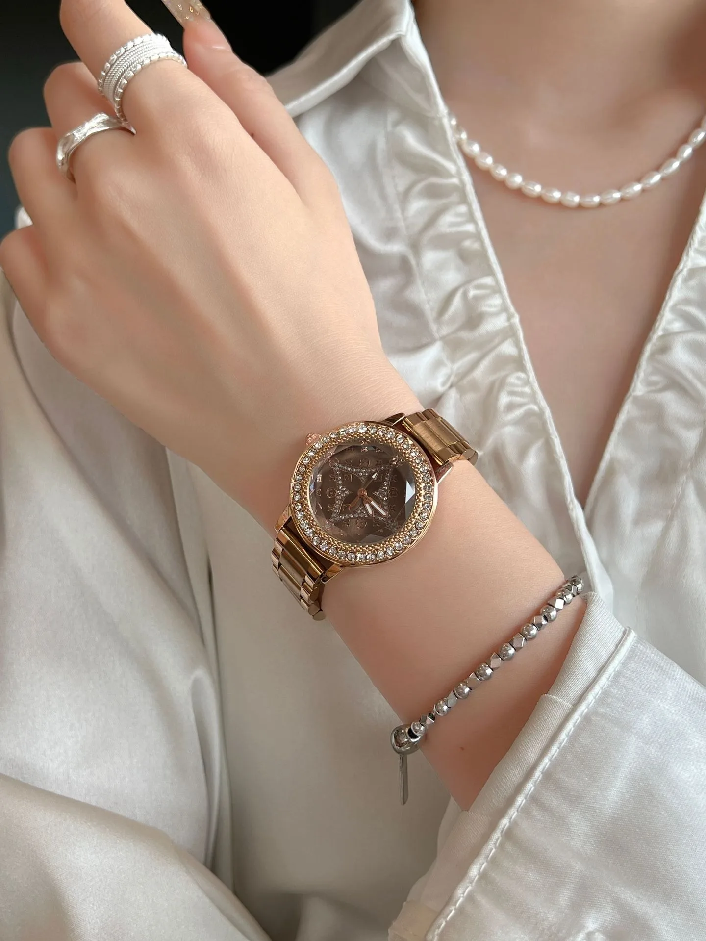 Elegant Rotary Diamond Watch for Women - Luxury & Style display picture 2