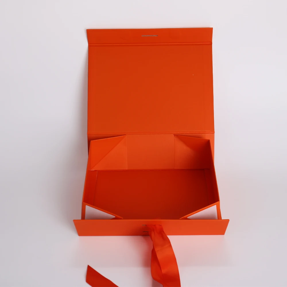 Aangepaste magnetische klappelijke omslagdoos van golfkarton met reliëfbedrukking, mat laminering en gerecycleerde materialen voor kleding