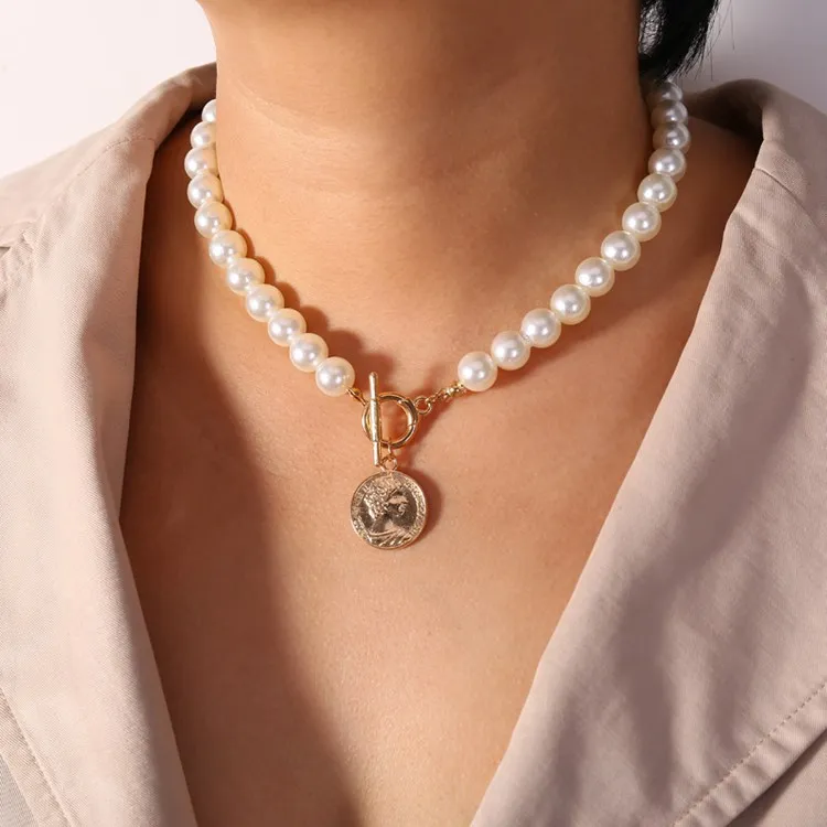 Clasp Round Pearl Coin Pendant Necklace 