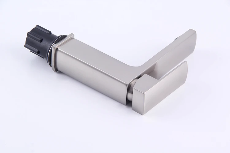 Mezclador de grifo de lavabo de baño cepillado con un solo orificio montado en cubierta