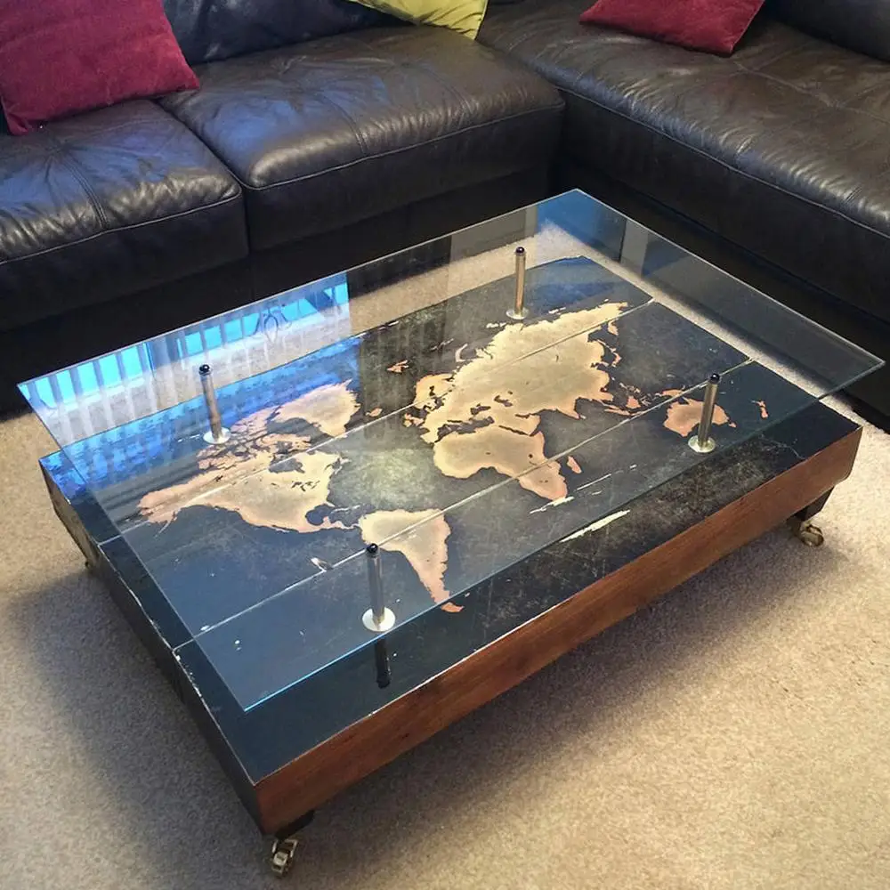 Журнальный стол из дерева с картой мира