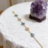 Oro tra il diamante, azzurro chiaro e colorato.