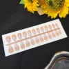 Esmalte de uñas nude con tonos anaranjados