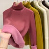 Chaqueta polar de cuello alto color ciruela.