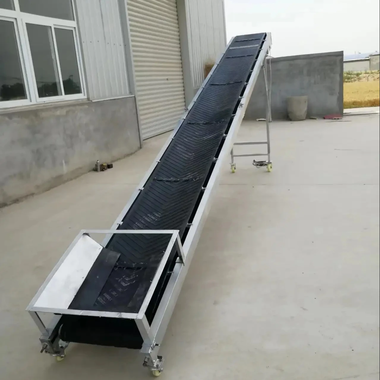 Foldable Small Conveyor Belt with Anti slip for Boxes Bags Grains Loading Conveyor Belt Machine