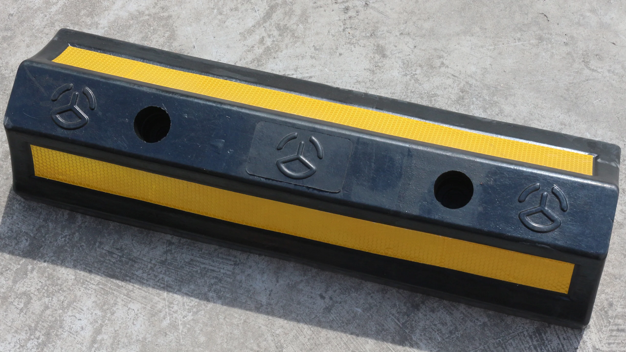 product heavy duty length 75 vehicle wheel stop rubber parking tire block for cars trucks buses vans trailers rvs and forklifts-1