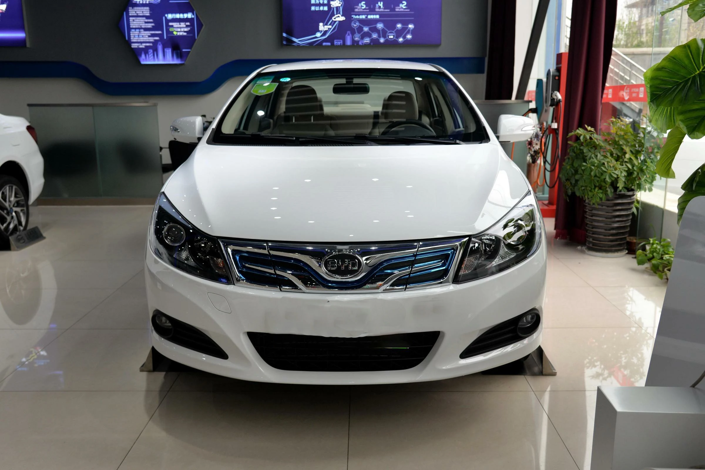 Kyrgyzstan In Stock Byd Electric Car E2 E3 E5 4 Doors 5 Seats 450km