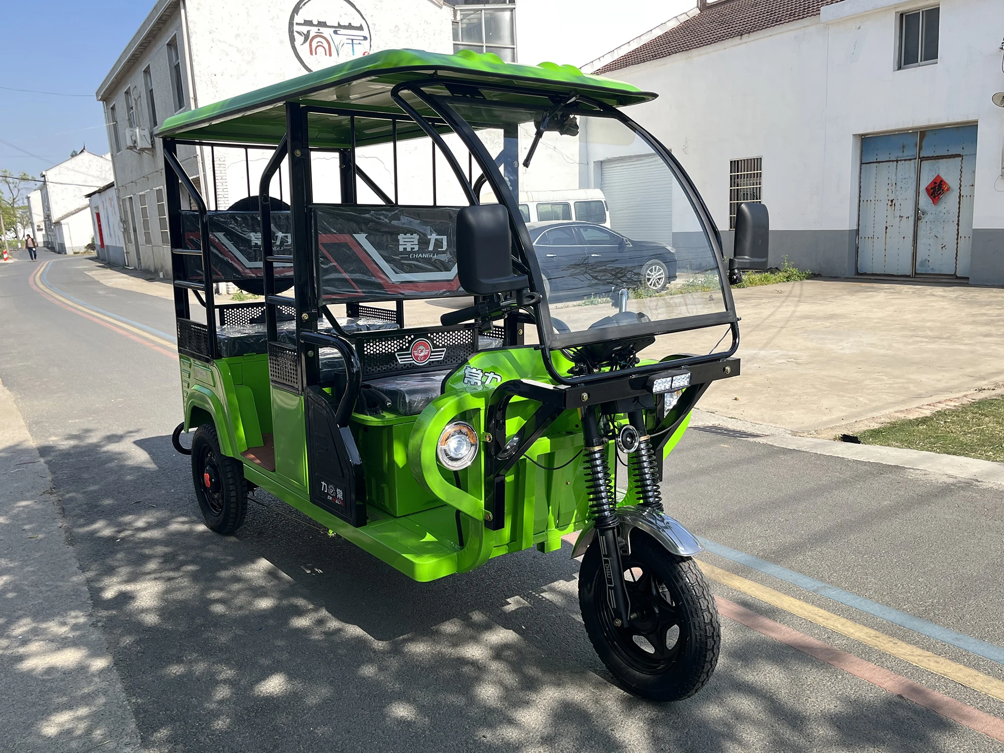 フィリピン販売用電動三輪車【定員4名・走行距離70km】