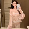 Tre pezzi in velluto dorato ricamato rosa chiaro