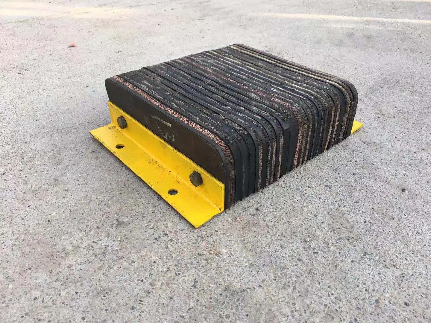 Durable Rubber Ideal Warehouse  Laminated Dock Bumper for Wall Protection details